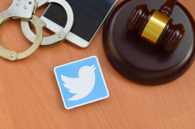 Twitter Plainte Racisme Tweet Violence Holocauste Reseaux Sociaux Elon Musk