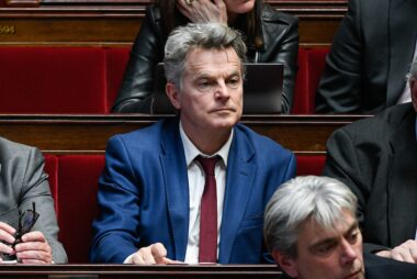 inflation-fabien-roussel-se-reve-en-robin-des-bois-de-lessence