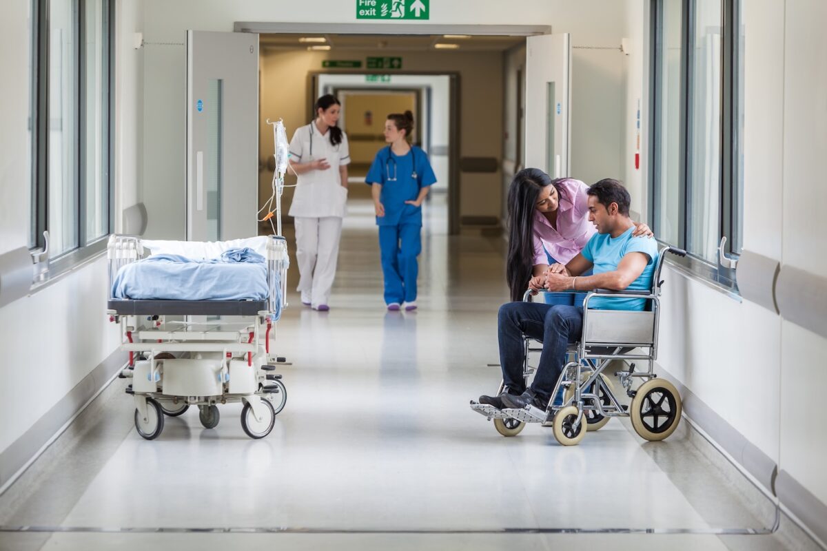 discriminations-soins-tout-joue-tete-patient